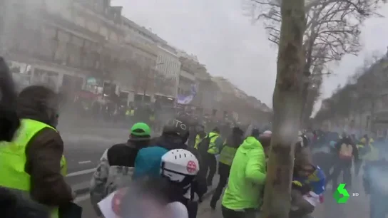 Cañones de agua y gases lacrimógenos contra los 'chalecos amarillos' en las calles de París Cañones de agua y gases lacrimógenos contra los 'chalecos amarillos' en las calles de París