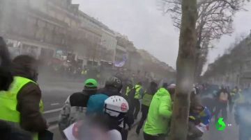 Cañones de agua y gases lacrimógenos contra los 'chalecos amarillos' en las calles de París