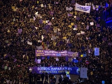 Vista general tomada desde la azotea del Círculo de Bellas Artes de la marcha feminista Vista general tomada desde la azotea del Círculo de Bellas Artes de la marcha feminista