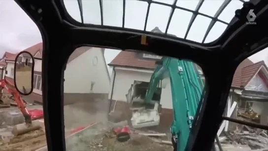 Un obrero graba cómo destruye cinco casas porque sus jefes no le pagaron el sueldo Un obrero graba cómo destruye cinco casas porque sus jefes no le pagaron el sueldo