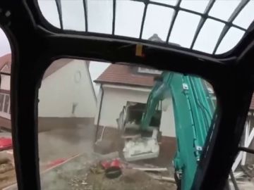 Un obrero graba cómo destruye cinco casas porque sus jefes no le pagaron el sueldo Un obrero graba cómo destruye cinco casas porque sus jefes no le pagaron el sueldo