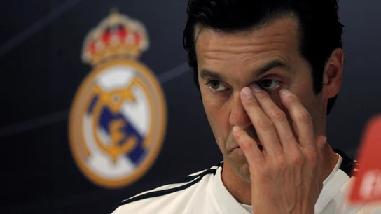 Solari se lleva la mano a la cara durante la rueda de prensa Solari se lleva la mano a la cara durante la rueda de prensa