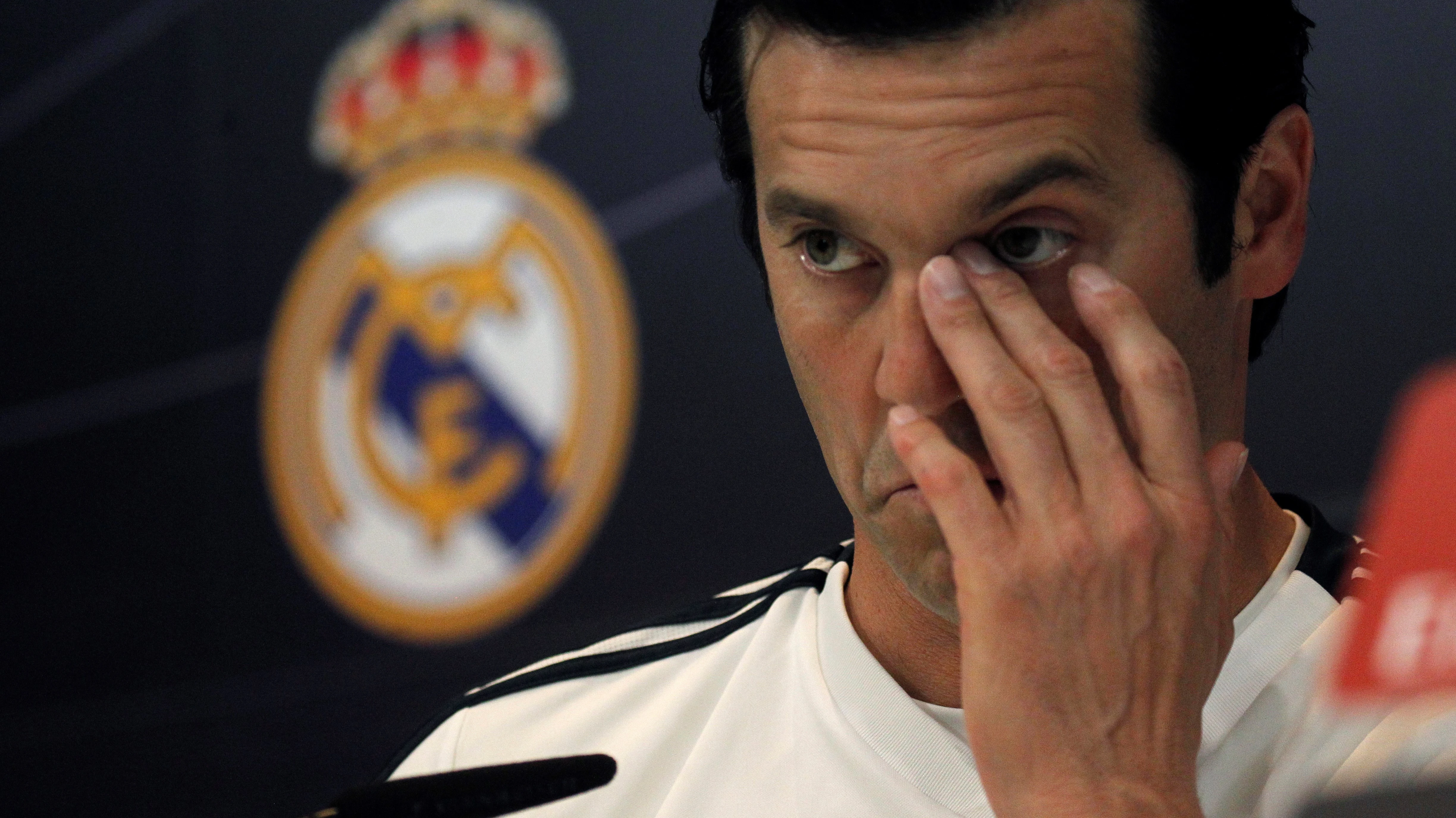 Solari se lleva la mano a la cara durante la rueda de prensa