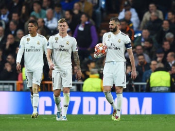 Los jugadores del Real Madrid, abatidos en el partido contra el Ajax Los jugadores del Real Madrid, abatidos en el partido contra el Ajax