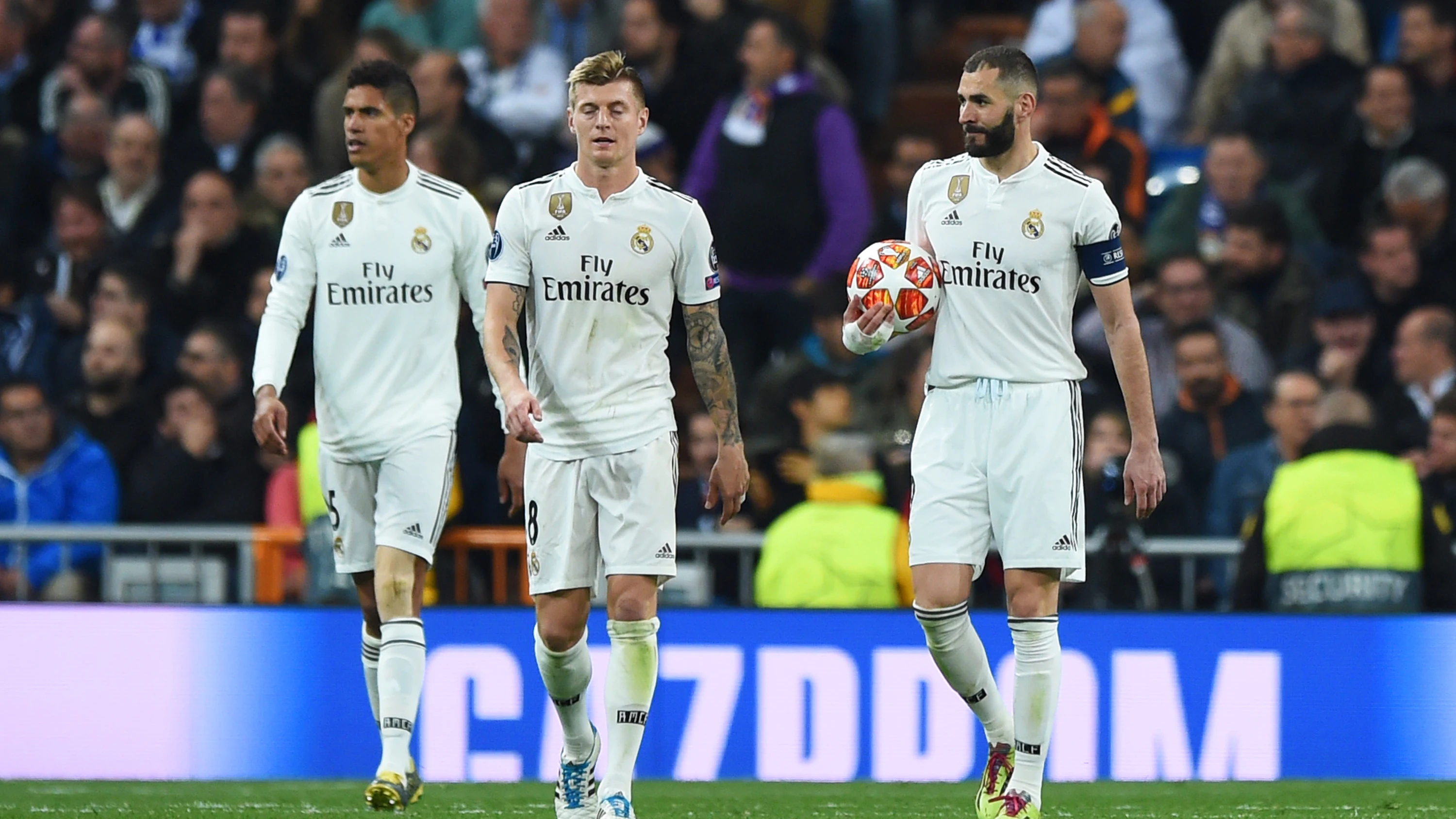 Los jugadores del Real Madrid, abatidos en el partido contra el Ajax