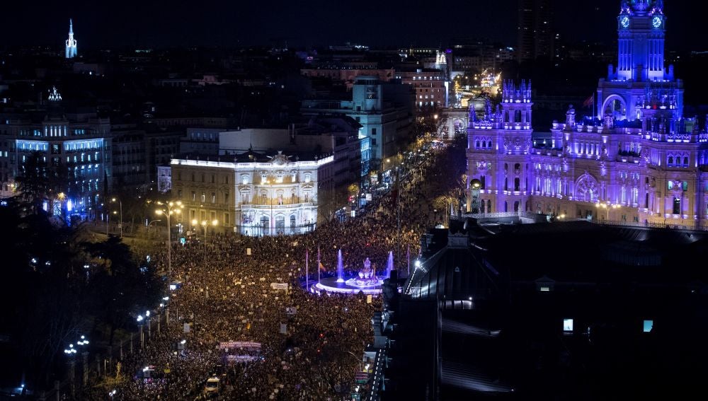 Vista general tomada desde la azotea del Círculo de Bellas Artes de la marcha feminista celebrada en Madrid