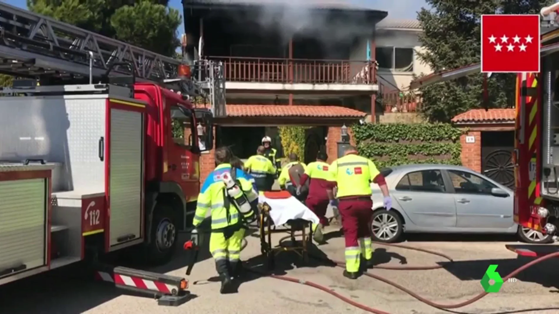 Un camión de bomberos junto a personal sanitario en un incendio en Madrid