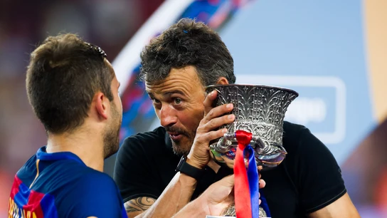 Luis Enrique bromea con Jordi Alba Luis Enrique bromea con Jordi Alba