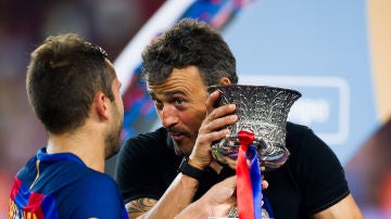 Luis Enrique bromea con Jordi Alba