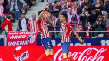 Saúl celebra un gol con Correa