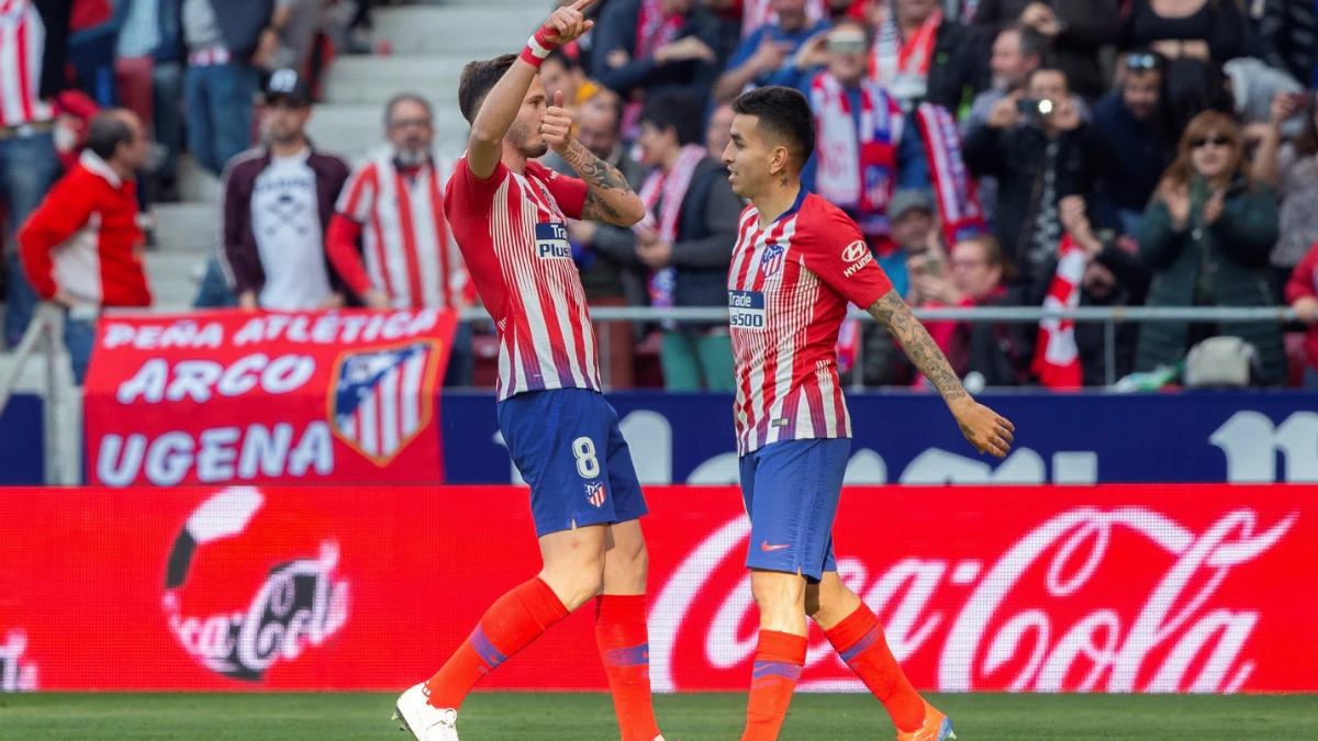 Saúl celebra un gol con Correa