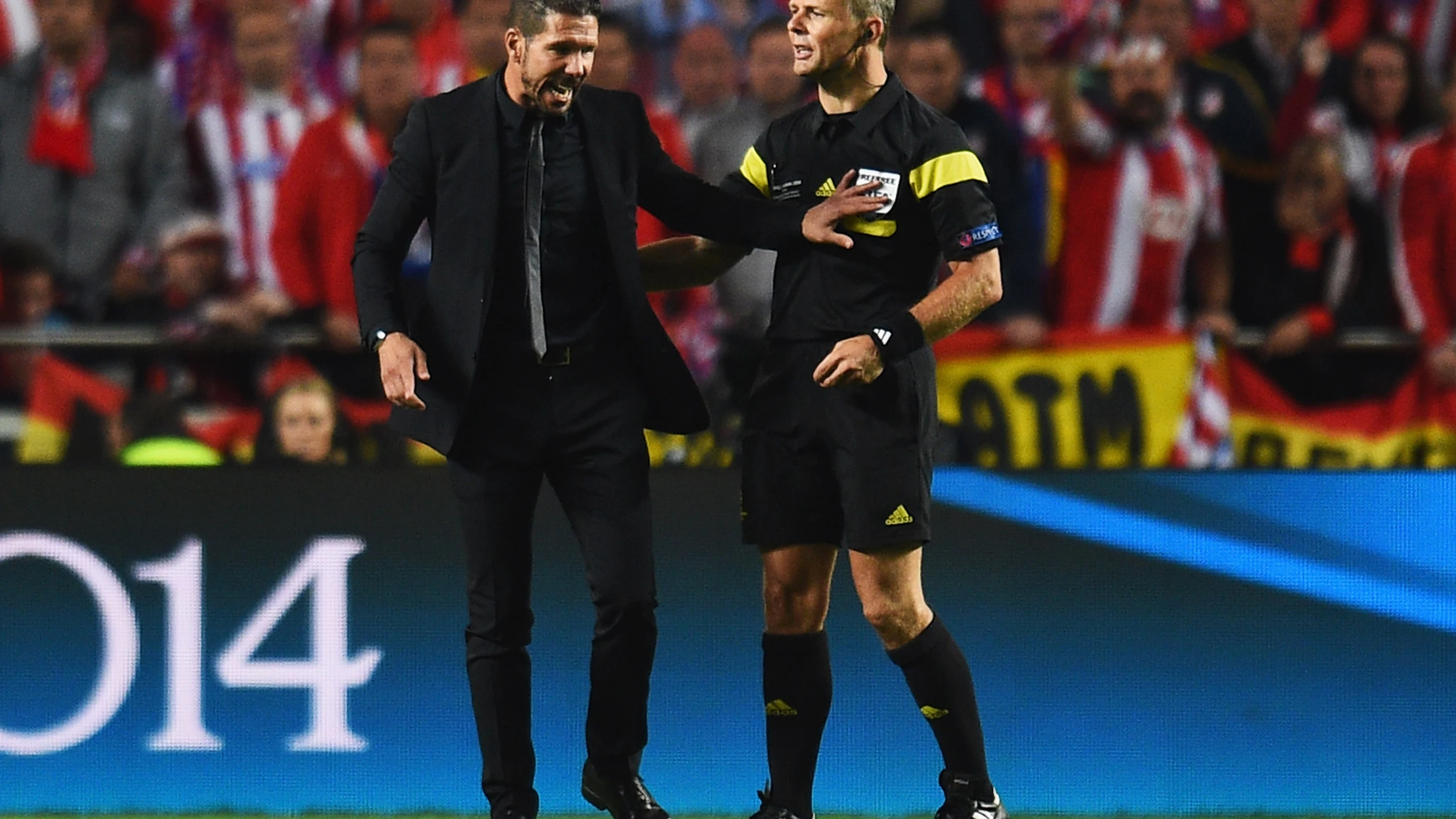 Simeone dialoga con Kuipers durante la final de la Champions de 2014