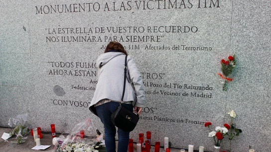 Flores y velas junto al monumento a las víctimas de los atentados del 11M Flores y velas junto al monumento a las víctimas de los atentados del 11M