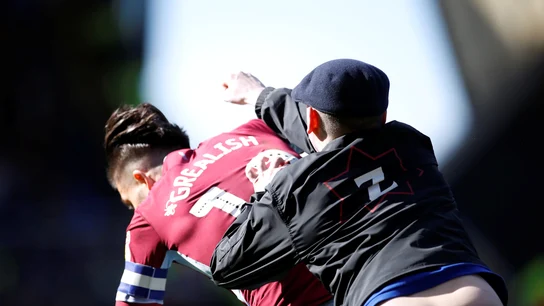 Momento de la agresión de un hooligan a Grealish, del Aston Villa Momento de la agresión de un hooligan a Grealish, del Aston Villa