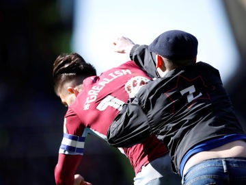 Momento de la agresión de un hooligan a Grealish, del Aston Villa Momento de la agresión de un hooligan a Grealish, del Aston Villa