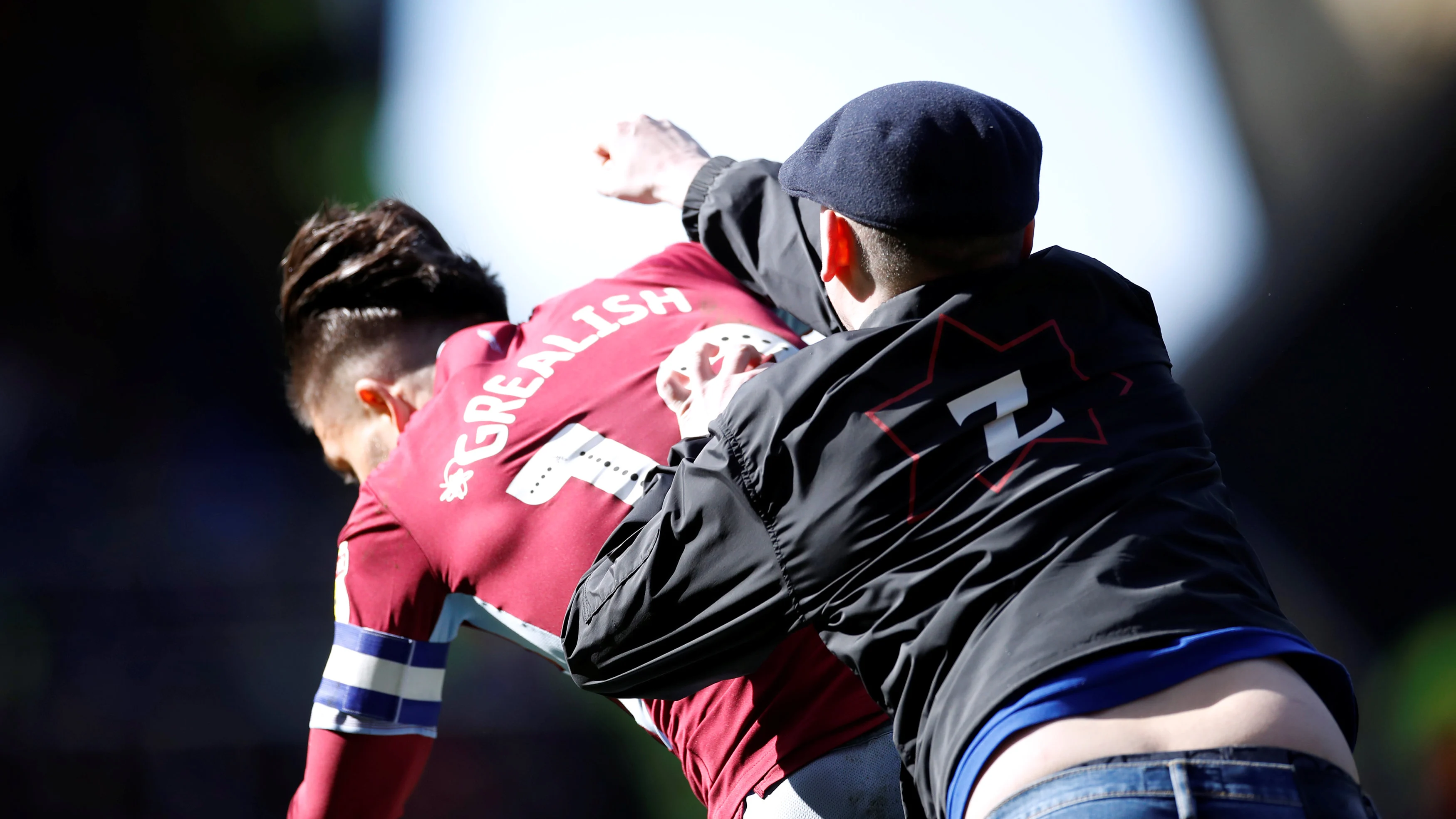 Momento de la agresión de un hooligan a Grealish, del Aston Villa