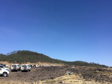 Vista general del lugar donde se ha estrellado el avión de Ethiopian Airlines Vista general del lugar donde se ha estrellado el avión de Ethiopian Airlines