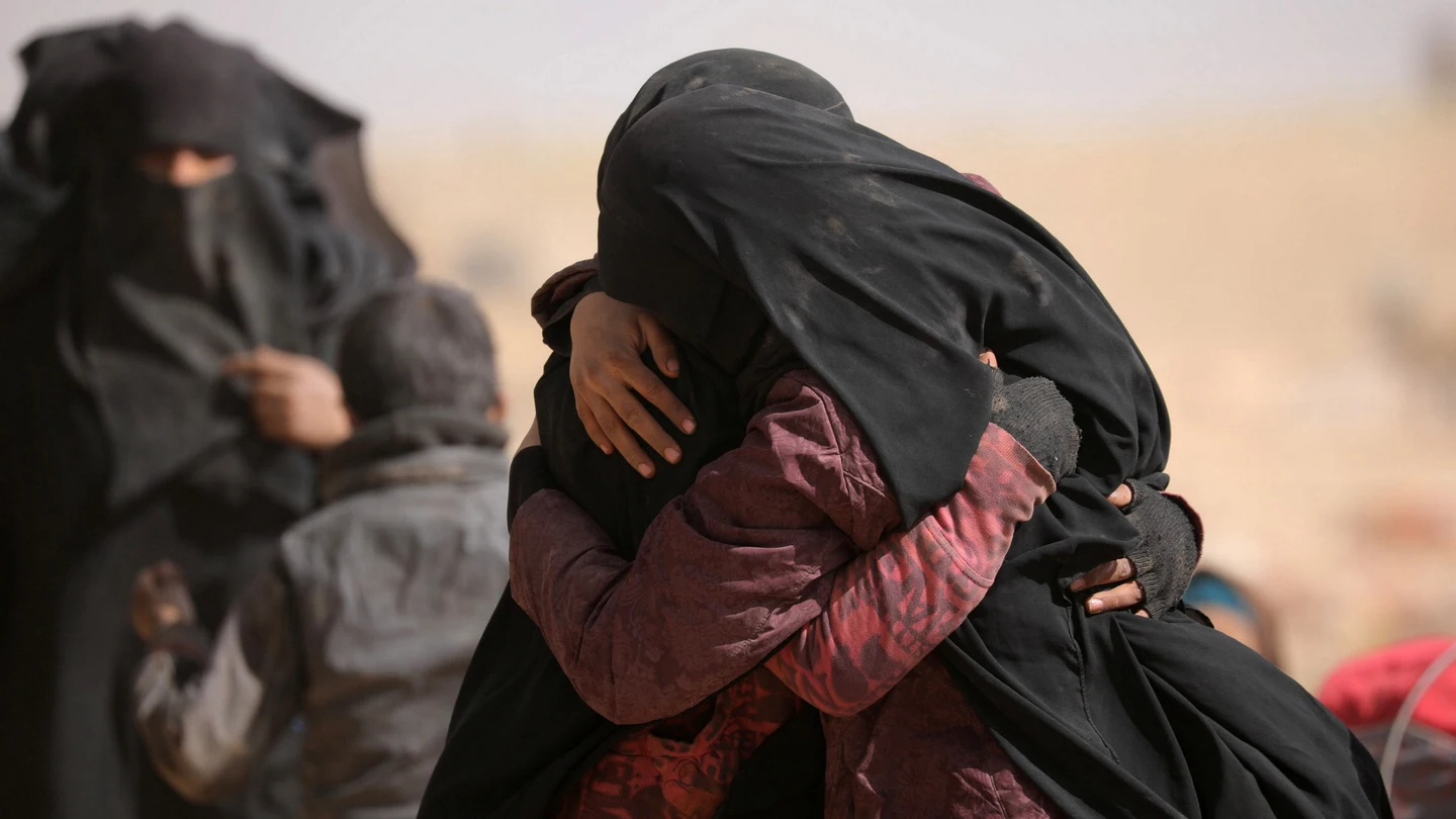Dos mujeres se abrazan cerca del pueblo Baghouz, provincia de Deir Al Zor. Dos mujeres se abrazan cerca del pueblo Baghouz, provincia de Deir Al Zor.