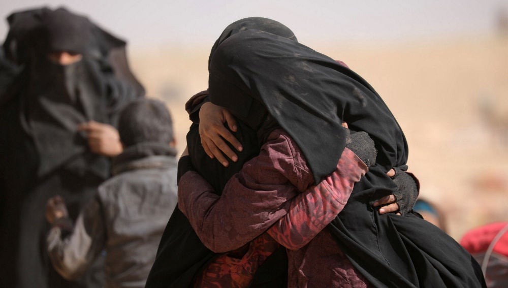 Dos mujeres se abrazan cerca del pueblo Baghouz, provincia de Deir Al Zor.
