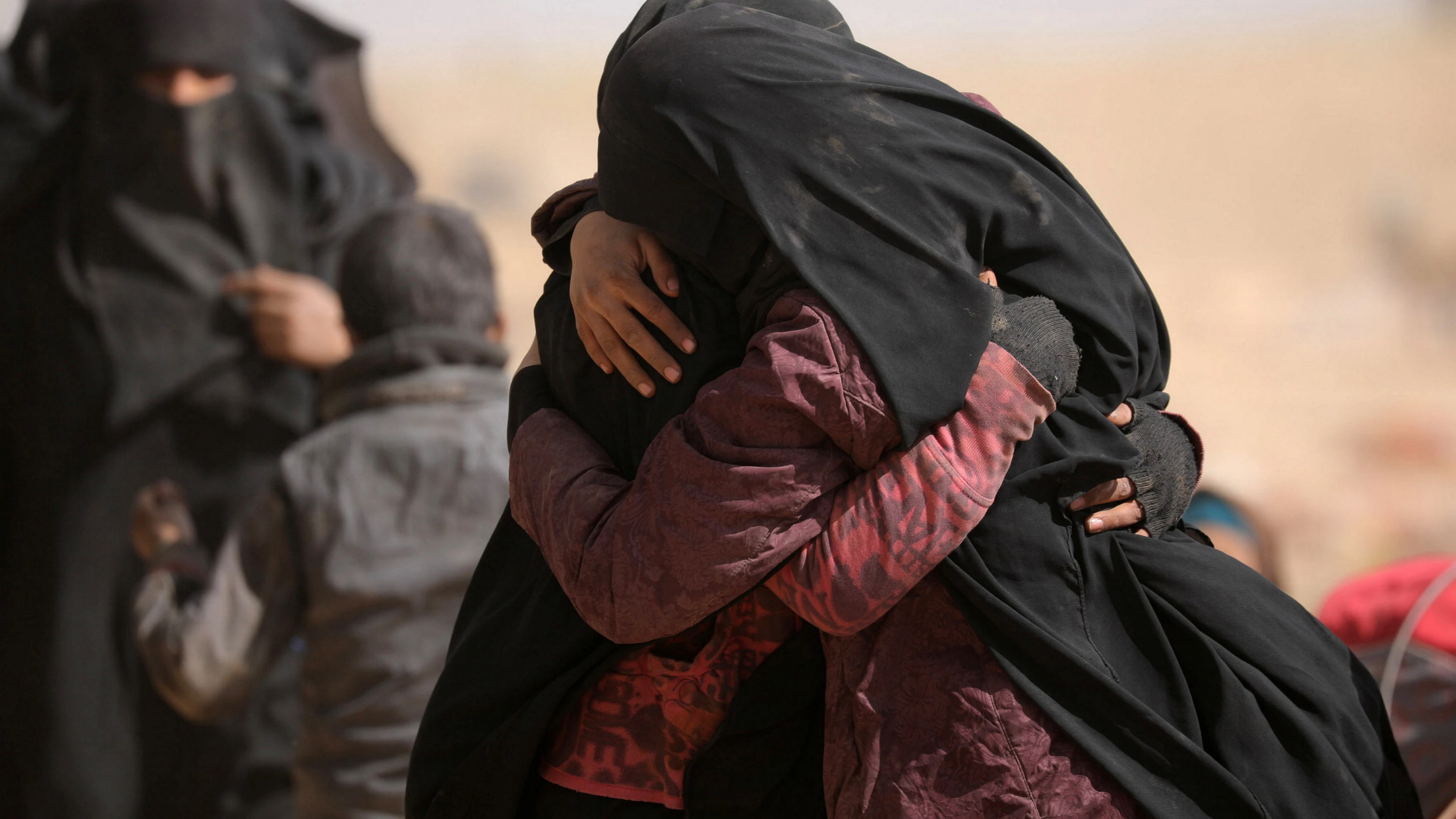 Dos mujeres se abrazan cerca del pueblo Baghouz, provincia de Deir Al Zor.