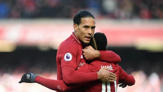 Mane celebra un gol con Van Dijk Mane celebra un gol con Van Dijk