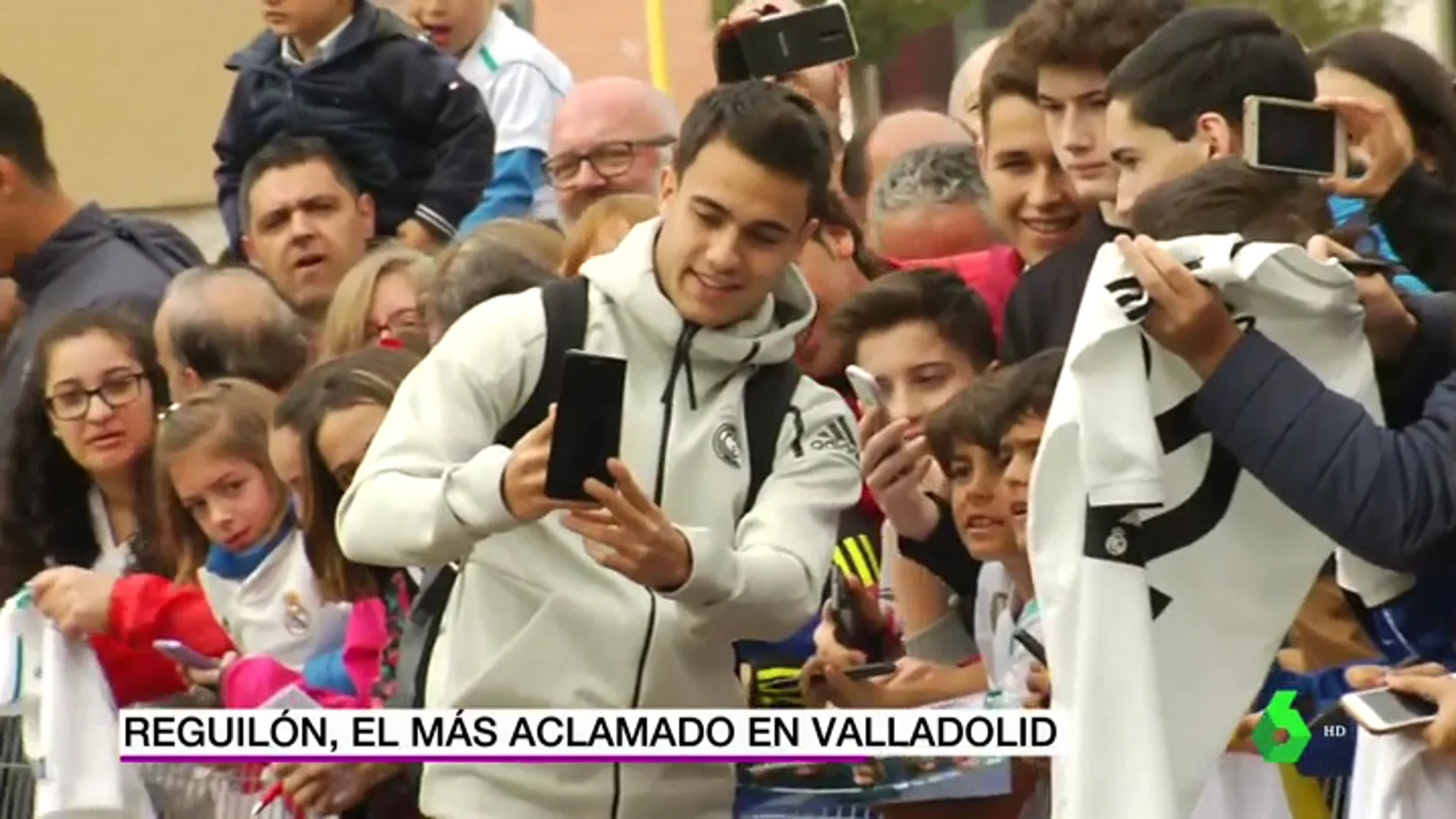 Reguilón, el más aclamado en la llegada del Real Madrid a Valladolid: "¡Eres un crack!"
