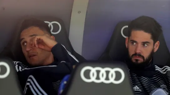 Isco, junto a Keylor Navas en el banquillo del Real Madrid Isco, junto a Keylor Navas en el banquillo del Real Madrid