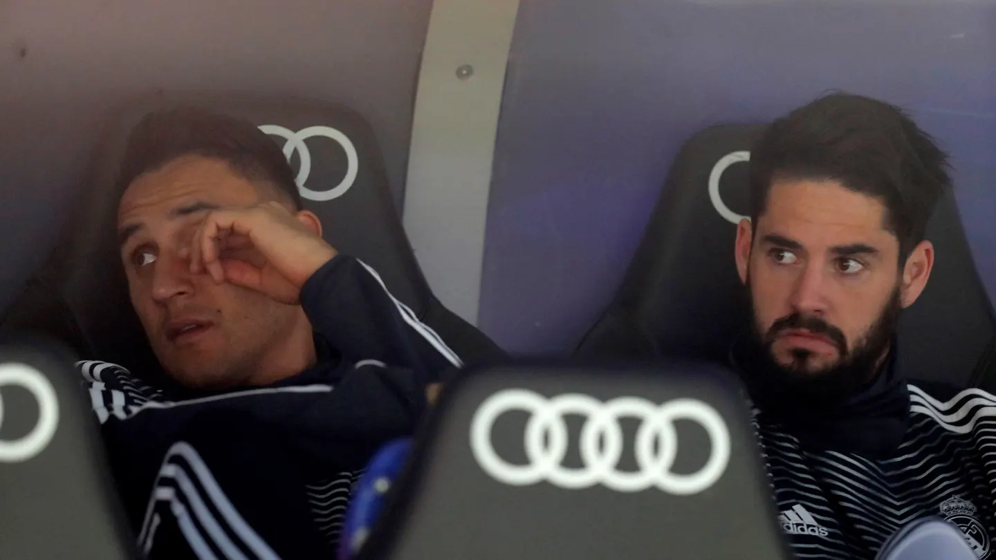 Isco, junto a Keylor Navas en el banquillo del Real Madrid Isco, junto a Keylor Navas en el banquillo del Real Madrid