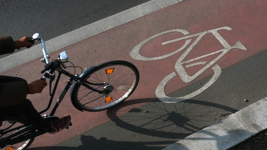 Una bicicleta circula por el carril bici Una bicicleta circula por el carril bici