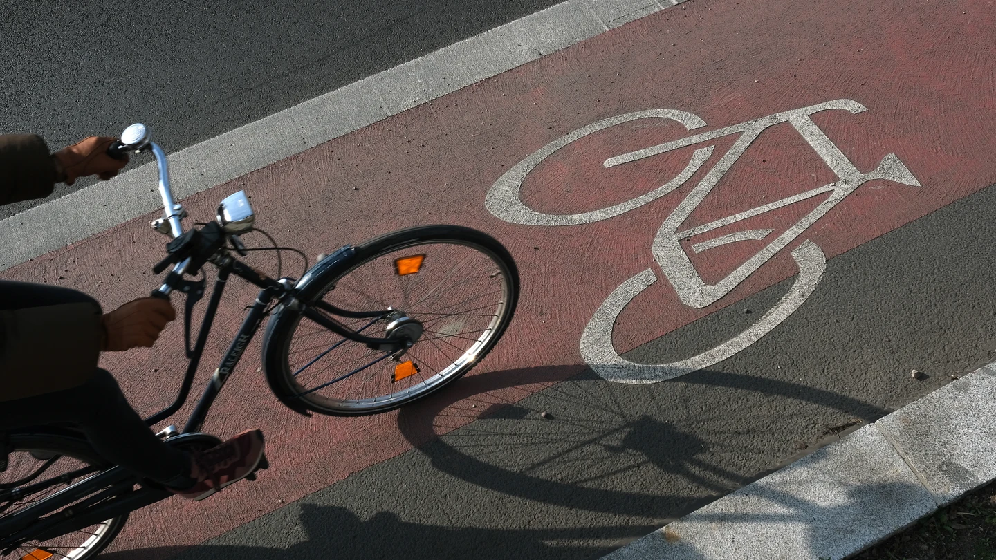 Una bicicleta circula por el carril bici Una bicicleta circula por el carril bici