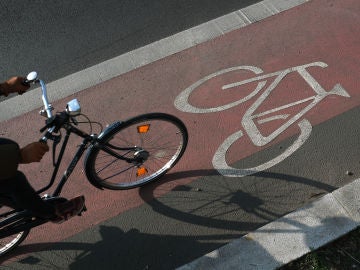 Una bicicleta circula por el carril bici