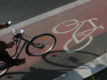 Una bicicleta circula por el carril bici Una bicicleta circula por el carril bici