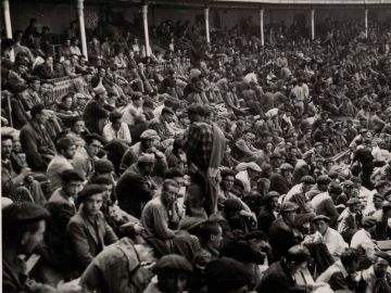 Campo de concentración en la plaza de toros de Santander. Campo de concentración en la plaza de toros de Santander.