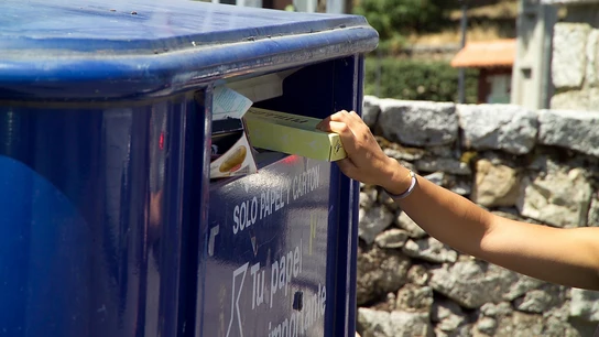 El papel y cartón para reciclar debe estar limpio de restos orgánicos El papel y cartón para reciclar debe estar limpio de restos orgánicos