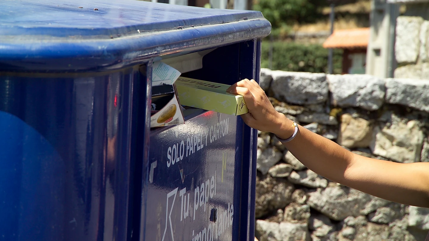 El papel y cartón para reciclar debe estar limpio de restos orgánicos El papel y cartón para reciclar debe estar limpio de restos orgánicos