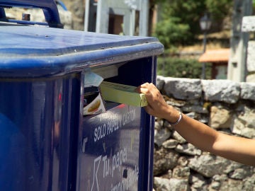 El papel y cartón para reciclar debe estar limpio de restos orgánicos El papel y cartón para reciclar debe estar limpio de restos orgánicos
