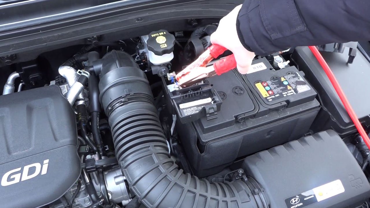 Cómo usar correctamente las pinzas de la batería del coche?