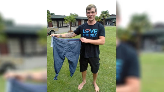 El marinero Arne Murke con el pantalón que le salvó la vida El marinero Arne Murke con el pantalón que le salvó la vida