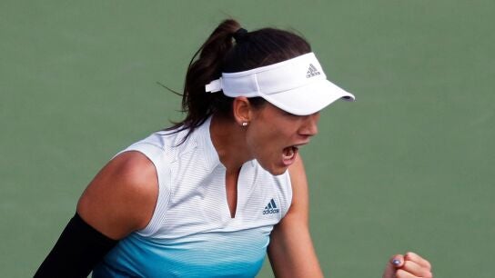 Garbi&ntilde;e Muguruza celebra un punto ante Kiki Bertens