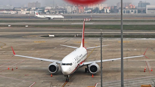 Vista de un avión de pasajeros Boeing 737 Max 8 en el aeropuerto de Shangai Vista de un avión de pasajeros Boeing 737 Max 8 en el aeropuerto de Shangai