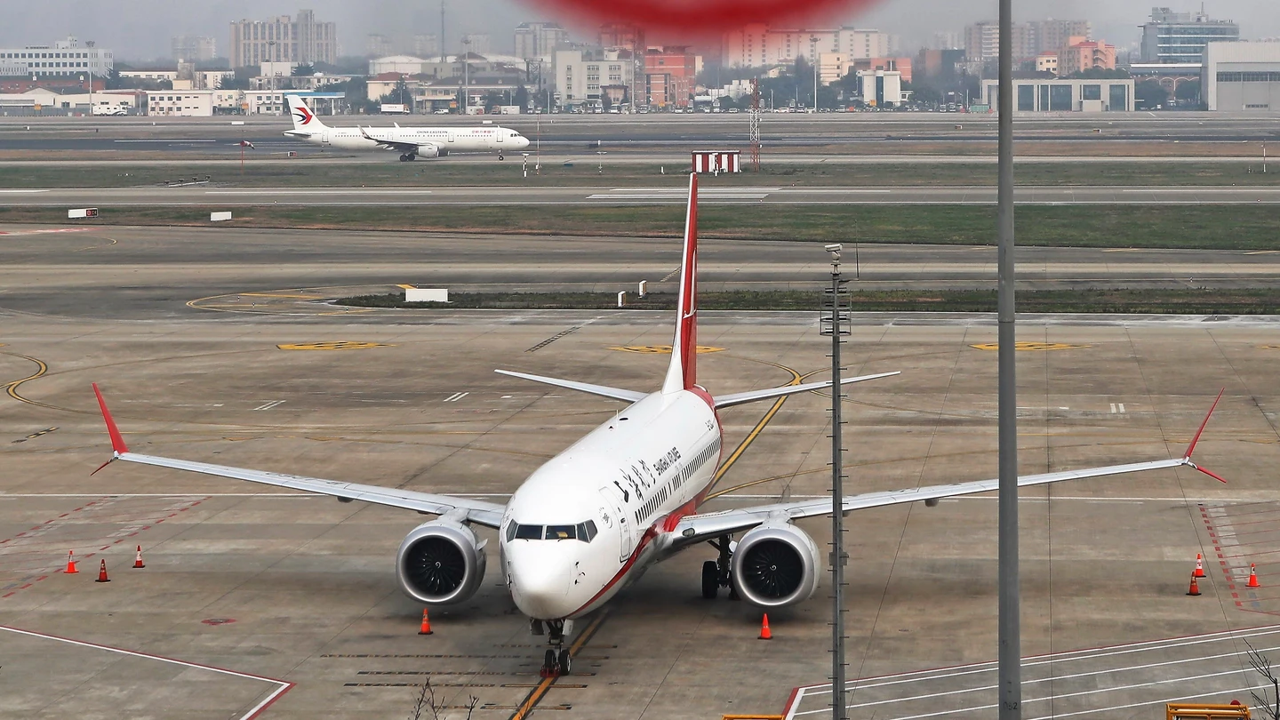 Vista de un avión de pasajeros Boeing 737 Max 8 en el aeropuerto de Shangai Vista de un avión de pasajeros Boeing 737 Max 8 en el aeropuerto de Shangai