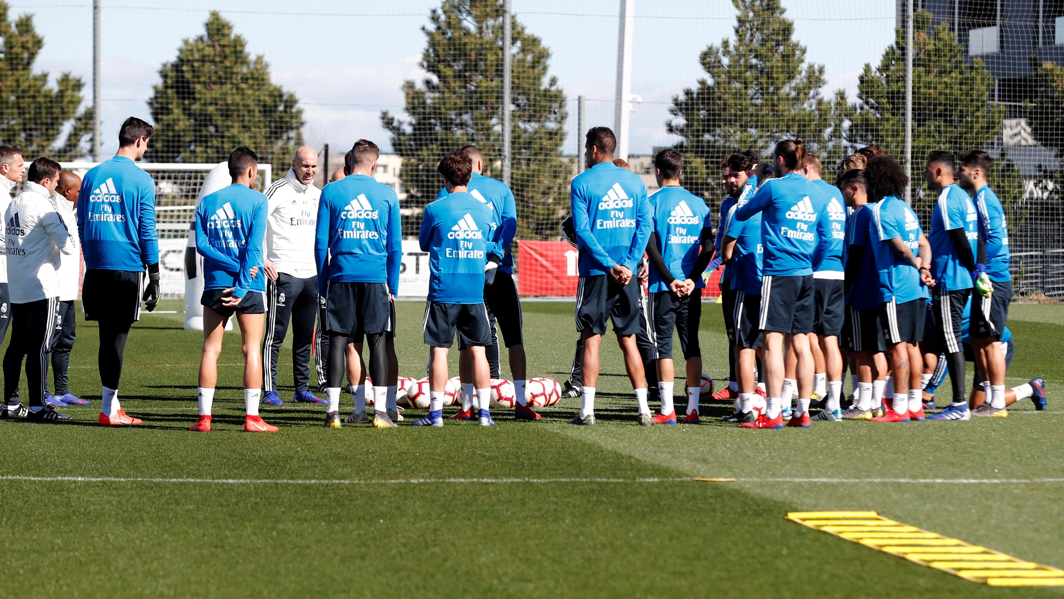 Charla de Zidane a sus jugadores en Valdebebas