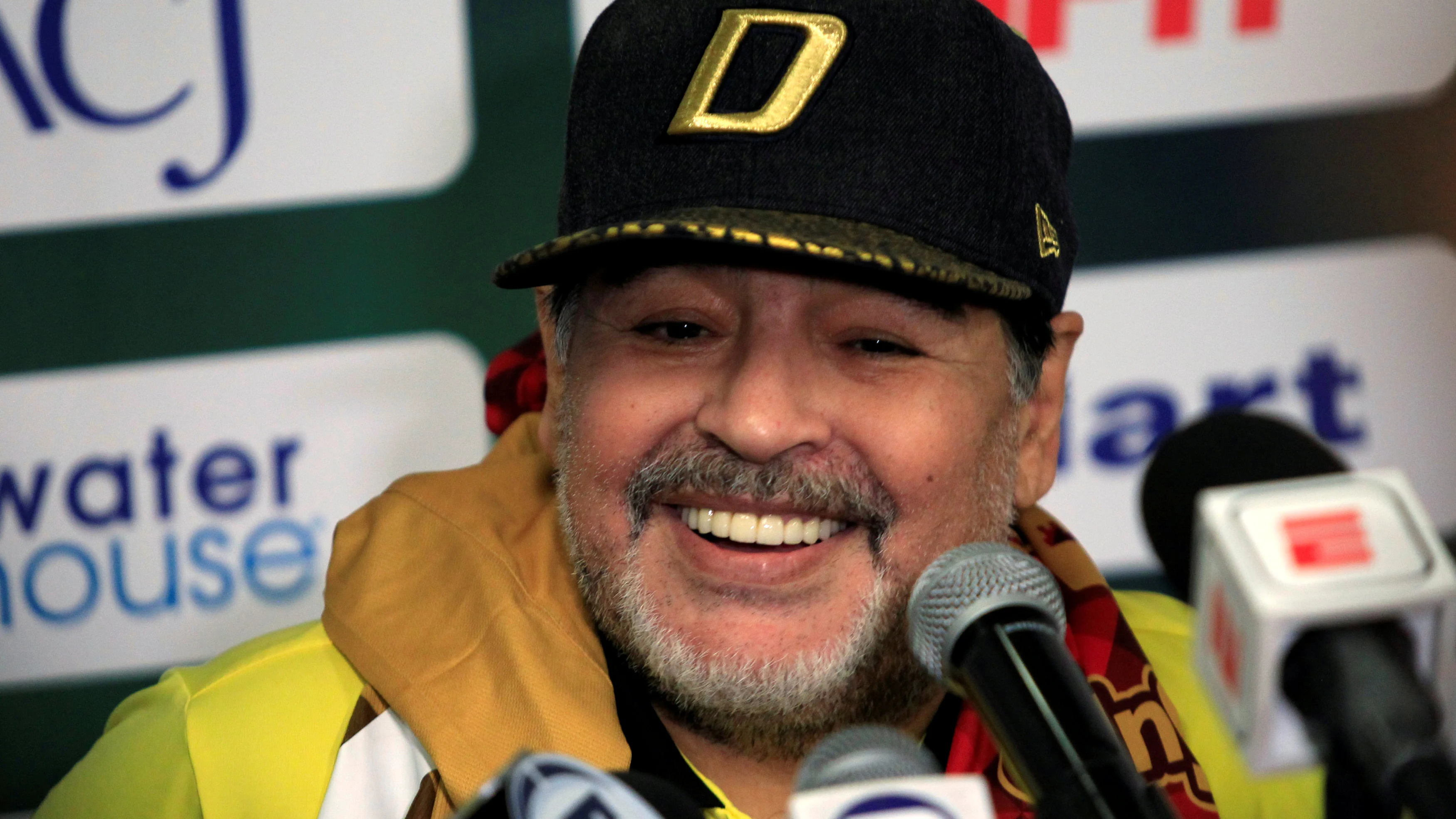 Maradona sonríe en una rueda de prensa