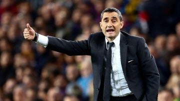 Ernesto Valverde, en la banda del Camp Nou