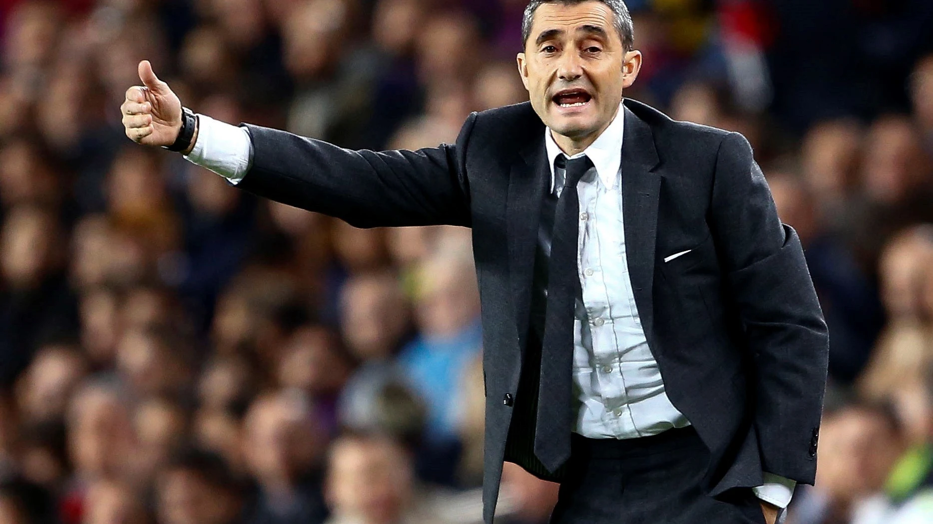 Ernesto Valverde, en la banda del Camp Nou