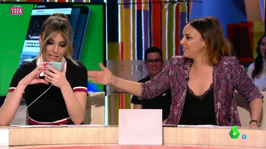 Anna Simon y Chenoa Frank Blanco pilla a Anna Simon descargándose la nueva app de laSexta en pleno directo de Zapeando: "¡Atiende!"