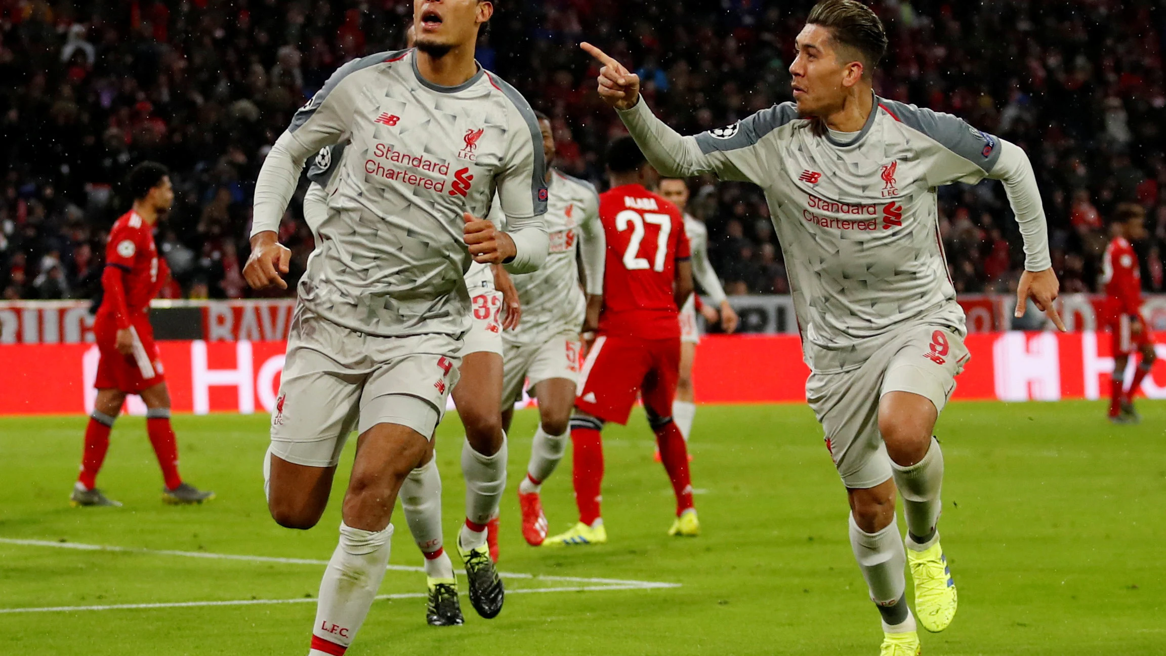 Van Dijk celebra su gol al Bayern