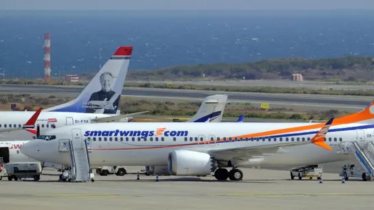 Aviones modelo Boeing 737 MAX 8 en un aeropuerto Aviones modelo Boeing 737 MAX 8 en un aeropuerto