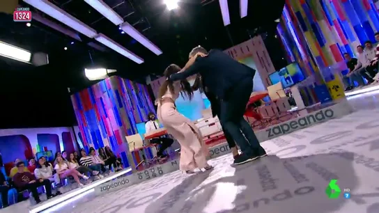 Cristina Pedroche, Chenoa y Frank Blanco intentan el baile del momento El 'Triangle Dance' llega a Zapeando