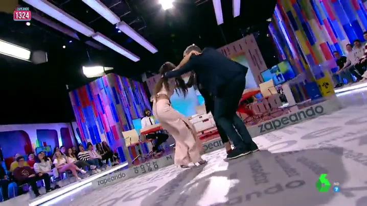 Cristina Pedroche, Chenoa y Frank Blanco intentan el baile del momento El 'Triangle Dance' llega a Zapeando
